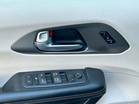 Used 2022 Chrysler Pacifica Touring-L FWD image 22