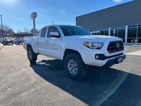 Used 2016 Toyota Tacoma SR5 image 2