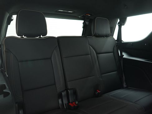 Used 2024 GMC Yukon SLT w/ SLT Luxury Package image 13