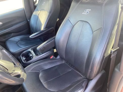 Used 2020 Chrysler Pacifica Touring-L image 11