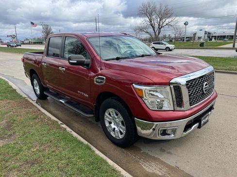 Used 2017 Nissan Titan SV image 6