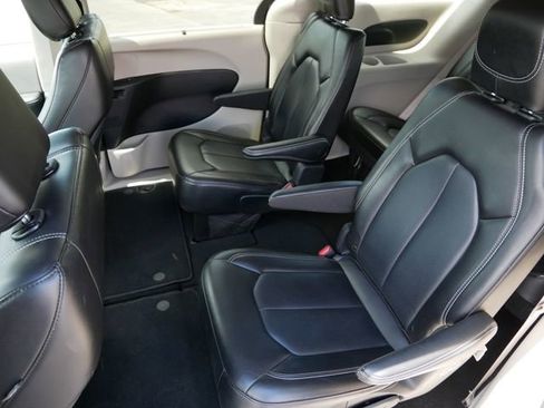 Used 2023 Chrysler Pacifica Touring-L FWD image 8