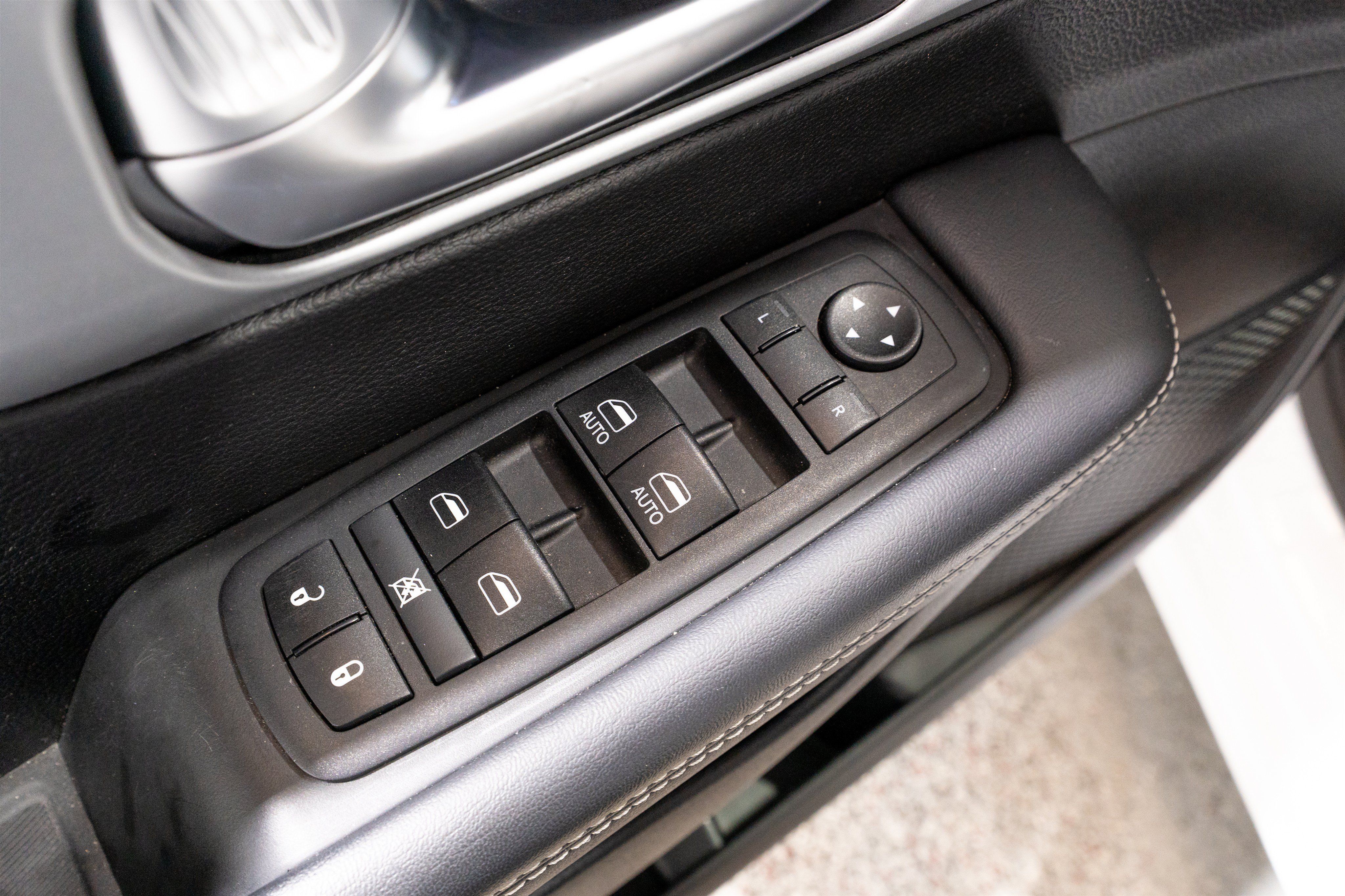 Used 2024 Chrysler Pacifica Limited FWD image 15