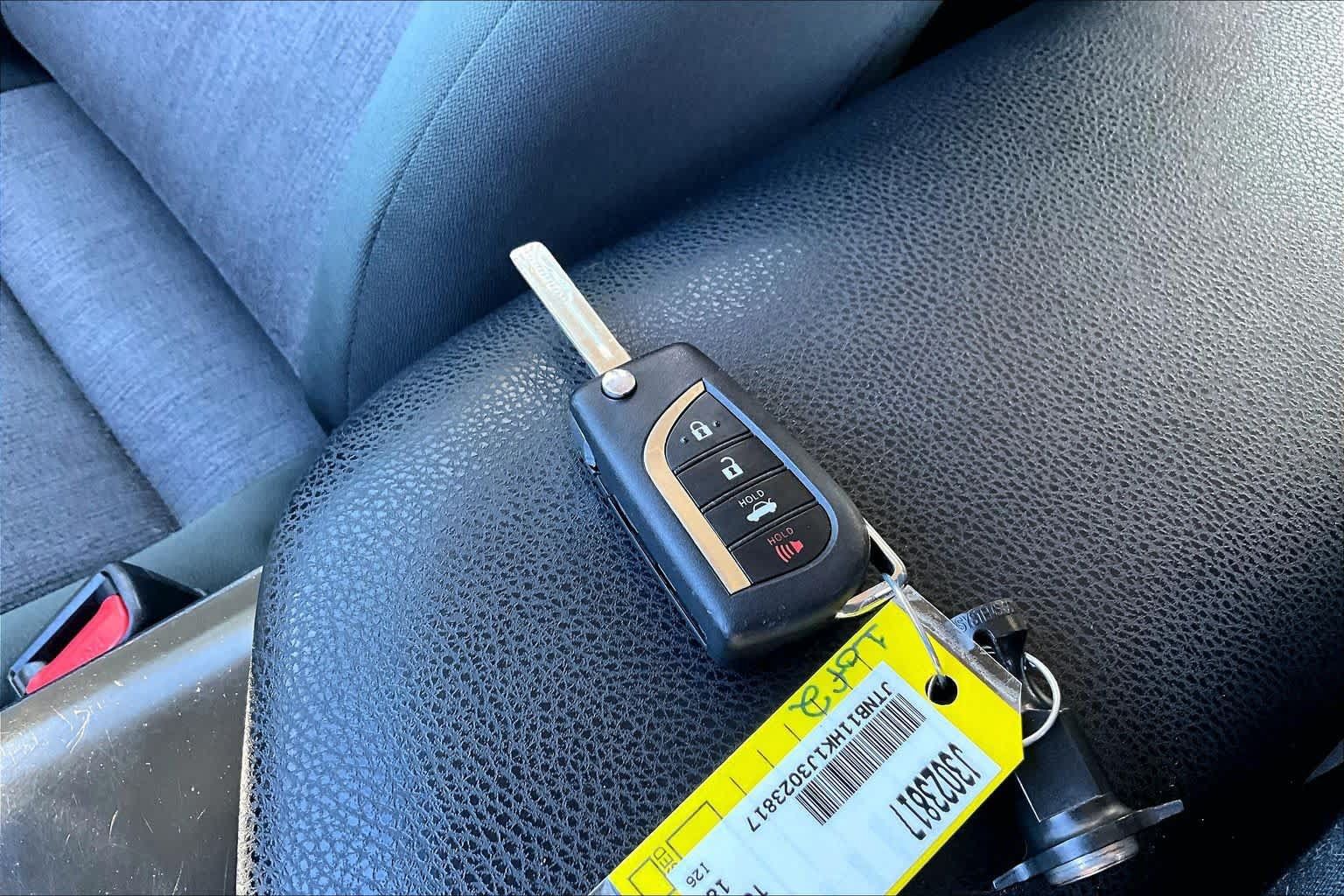 Used 2018 Toyota Camry LE FWD image 15