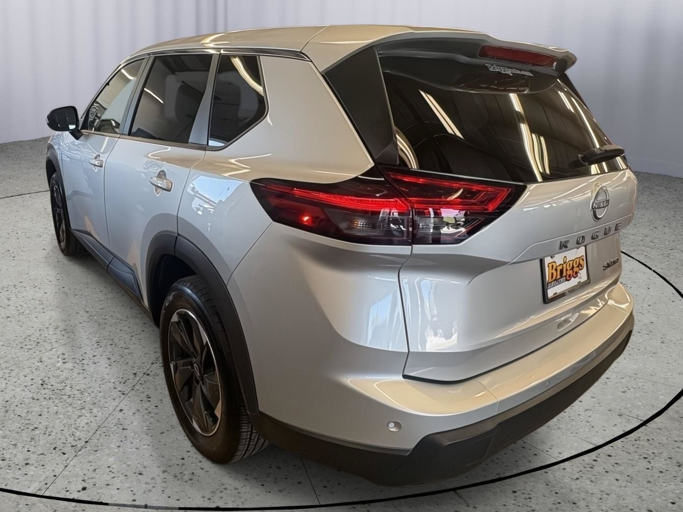 Used 2024 Nissan Rogue SV AWD/4WD image 3