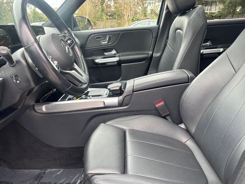 Used 2023 Mercedes-Benz GLB 250 4MATIC w/ Premium Package image 9