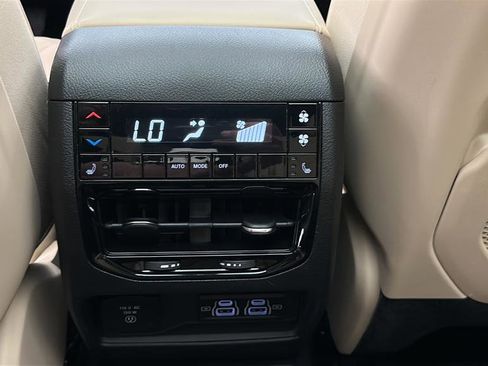 Used 2025 Jeep Grand Cherokee L Limited w/ Luxury Tech Group II AWD/4WD image 10