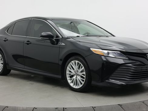 Used 2020 Toyota Camry XLE w/ Navigation Package FWD image 3