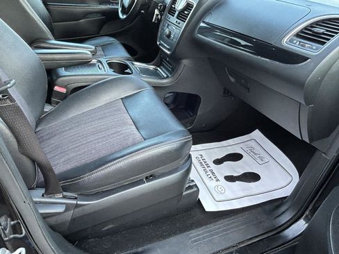 Used 2014 Chrysler Town & Country S FWD image 13