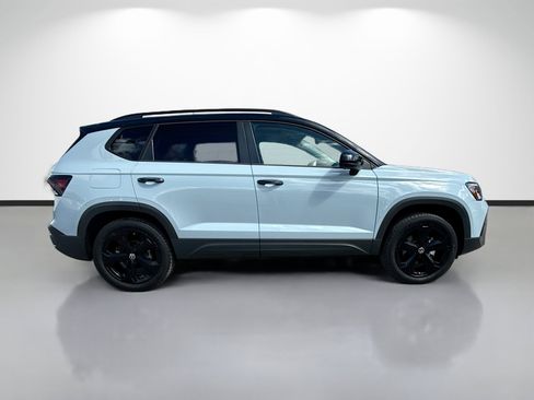 Used 2025 Volkswagen Taos SE AWD/4WD image 2