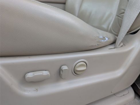 Used 2011 GMC Yukon XL SLT w/ SLT-2 Equipment Package image 10