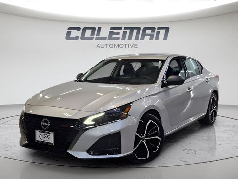 Used 2025 Nissan Altima 2.5 SR w/ SR Premium Package FWD image 8