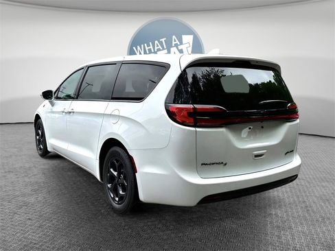 New 2022 Chrysler Pacifica Touring-L w/ S Appearance Package image 31