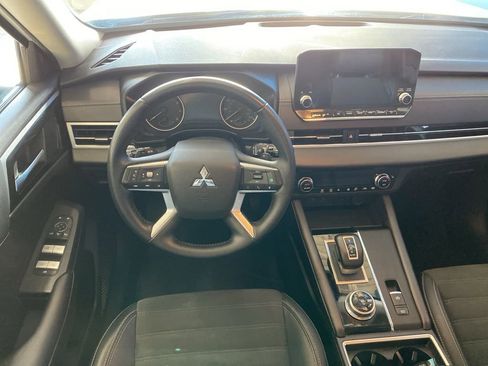 Used 2024 Mitsubishi Outlander SE image 5