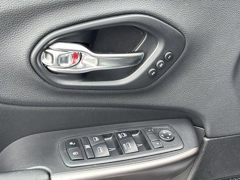 Used 2019 Jeep Cherokee Limited AWD/4WD image 14