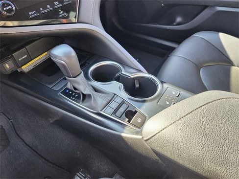 Used 2020 Toyota Camry XLE image 24