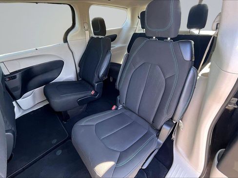 Used 2021 Chrysler Pacifica Touring w/ Cold Weather Group FWD image 24