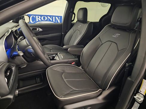 New 2026 Chrysler Pacifica Limited image 13