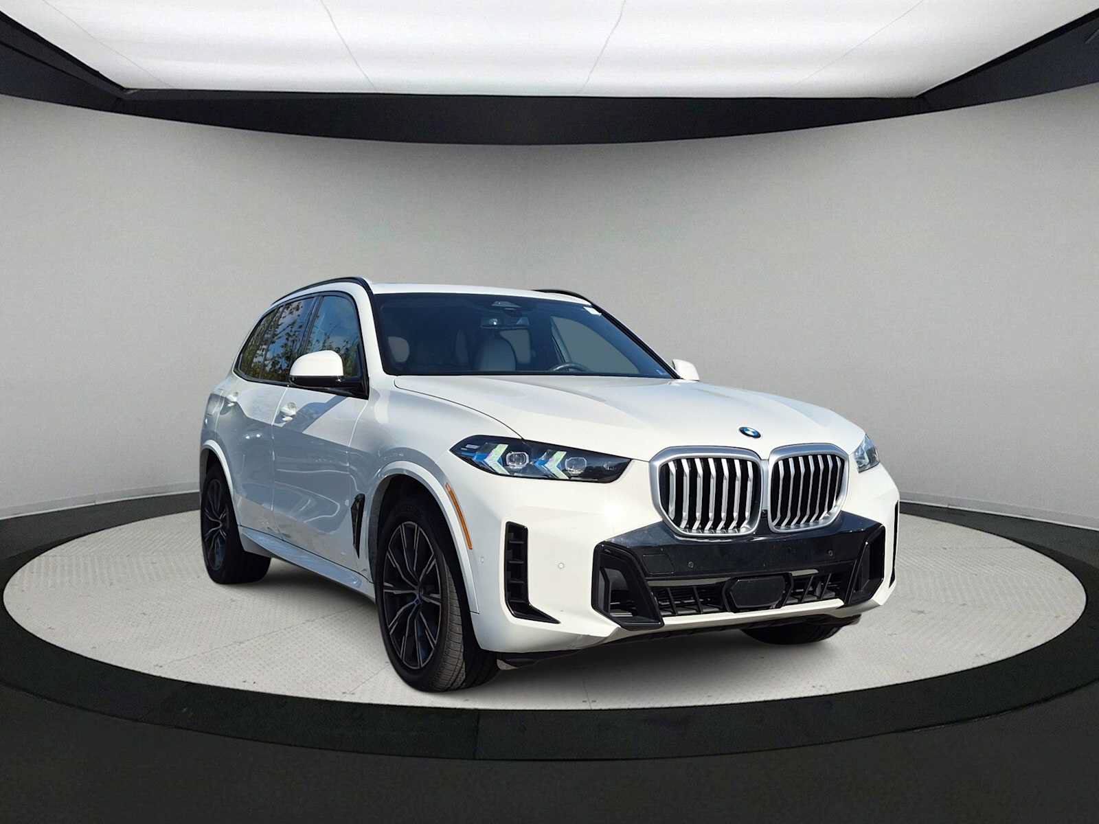 Used 2026 BMW X5 xDrive40i w/ M Sport Package AWD/4WD image 2