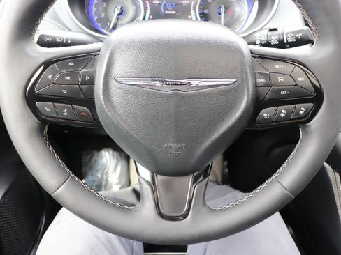 Used 2025 Chrysler Pacifica Limited image 37