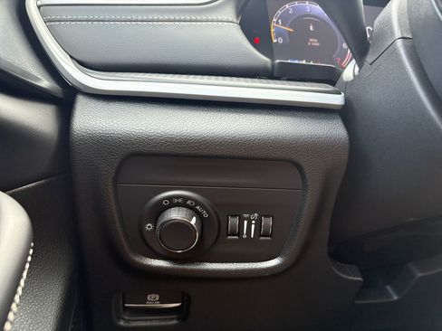 New 2025 Jeep Grand Cherokee Altitude image 4