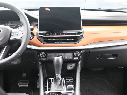 Used 2025 Jeep Compass Limited image 25