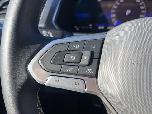 Used 2022 Volkswagen Tiguan SE w/ Panoramic Sunroof Package image 6