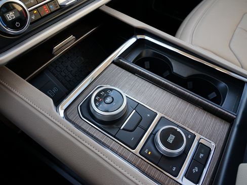 Used 2022 Ford Expedition Limited image 34