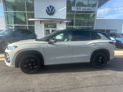 Used 2026 Volkswagen Tiguan SE R-Line AWD/4WD image 3