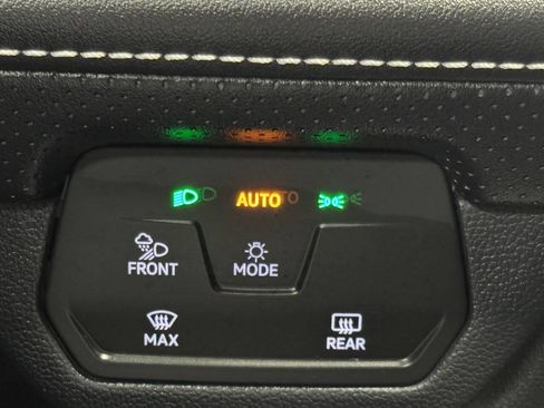 Used 2024 Volkswagen Atlas SE image 34