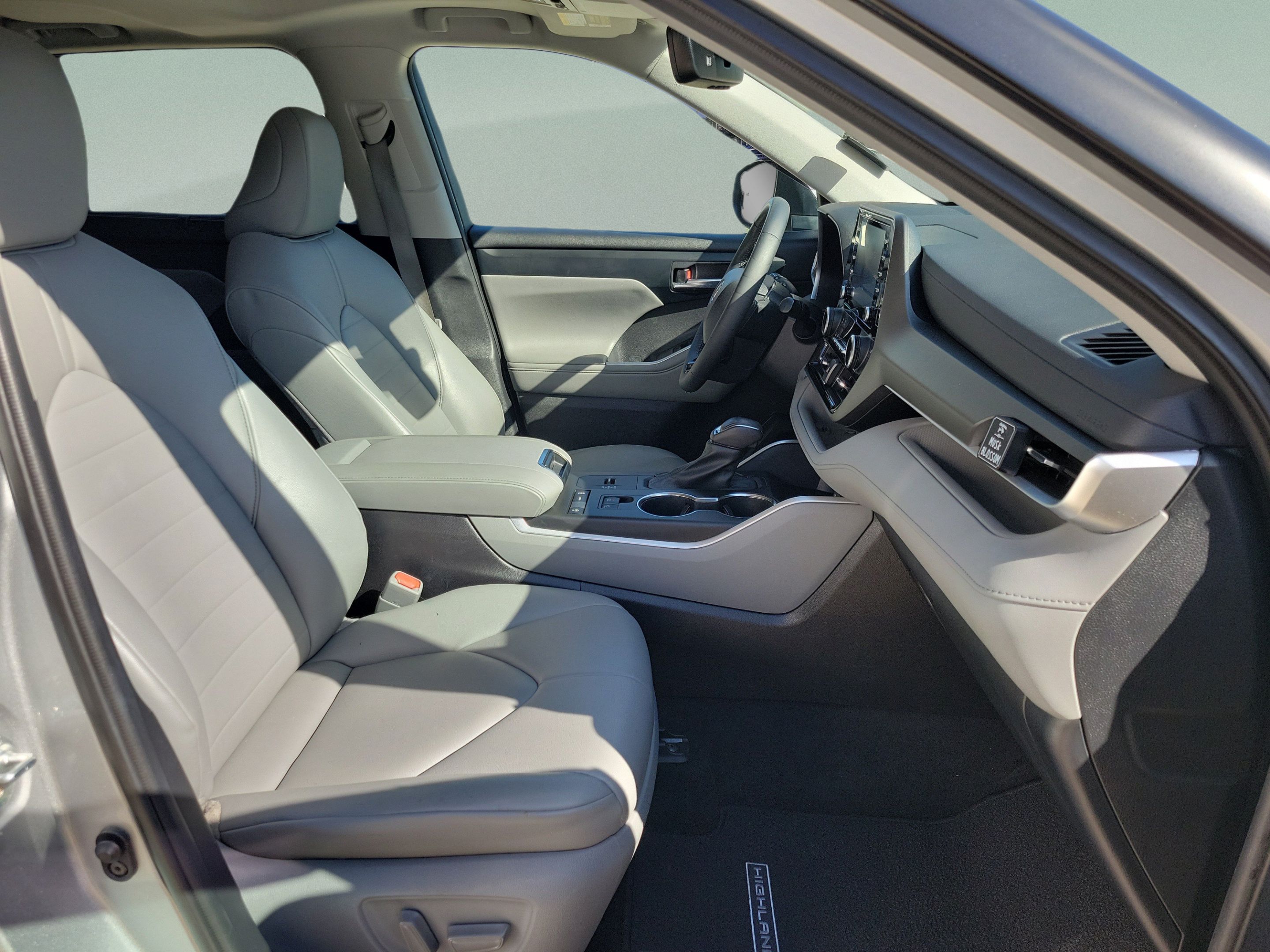 Used 2021 Toyota Highlander XLE FWD image 28