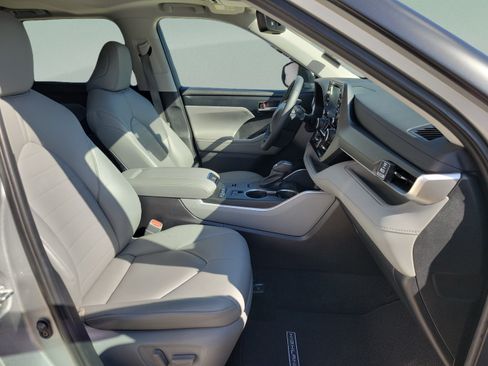 Used 2021 Toyota Highlander XLE FWD image 28