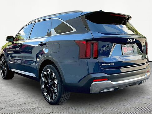 Used 2024 Kia Sorento EX w/ Panoramic Sunroof Package FWD image 4