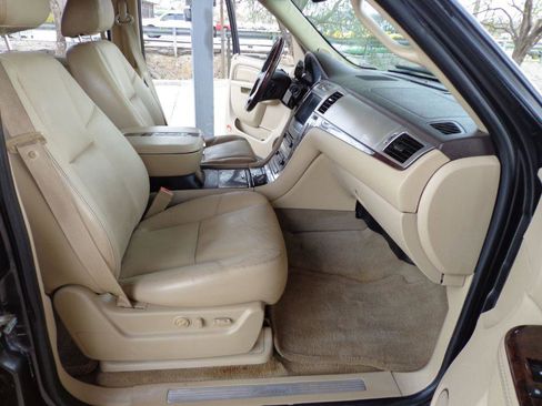 Used 2011 Cadillac Escalade ESV AWD image 12