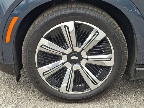 Certified 2025 Cadillac Escalade IQ Luxury 2 AWD/4WD image 6