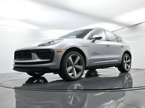 Certified 2025 Porsche Macan AWD/4WD image 45