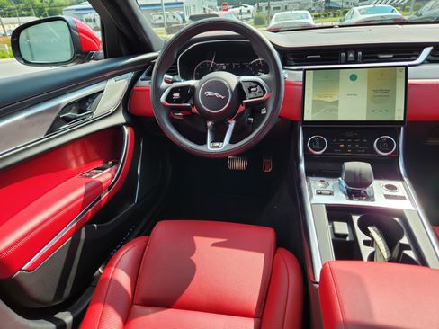 Certified 2022 Jaguar XF R-Dynamic SE image 11