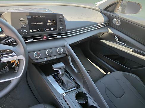 New 2026 Hyundai Elantra SE FWD image 15