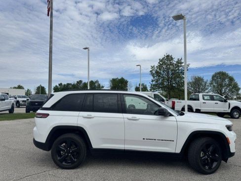 Used 2023 Jeep Grand Cherokee Altitude AWD/4WD image 10