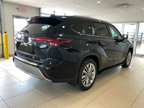 New 2026 Toyota Highlander Platinum image 7