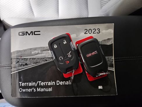 Used 2023 GMC Terrain SLE w/ Driver Convenience Package image 19