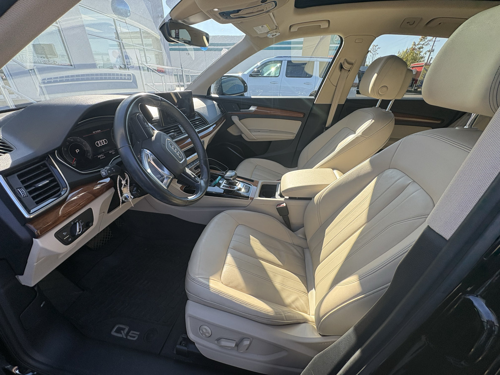 Used 2022 Audi Q5 2.0T Premium Plus w/ Premium Plus Package AWD/4WD image 3
