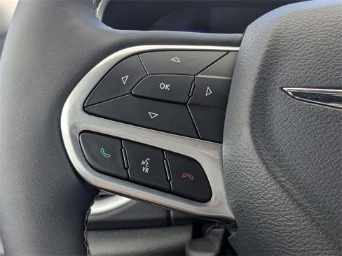 Used 2025 Chrysler Pacifica Select image 29