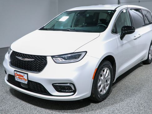 Used 2024 Chrysler Pacifica Touring-L FWD image 31