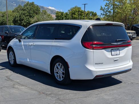 Used 2024 Chrysler Pacifica Touring-L FWD image 8
