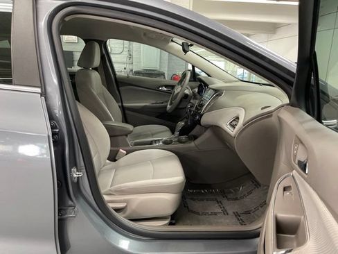 Used 2018 Chevrolet Cruze LT FWD image 15