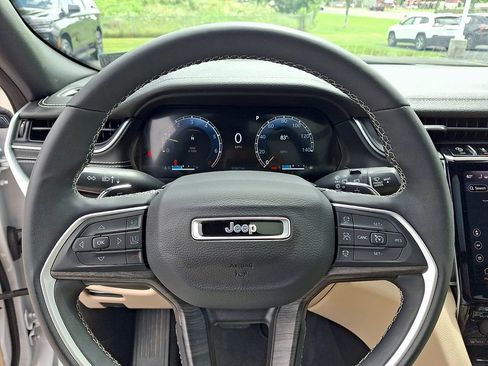 Used 2023 Jeep Grand Cherokee L Limited AWD/4WD image 23