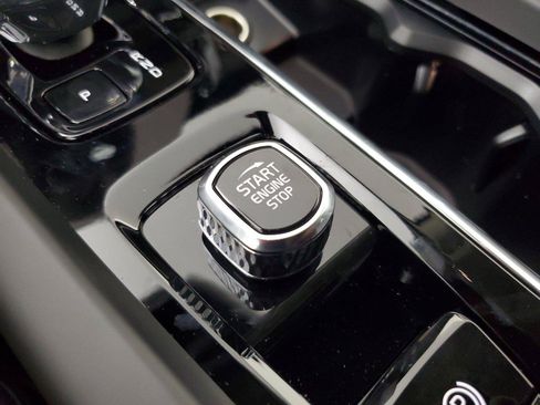 New 2027 Volvo XC60 B5 Plus AWD/4WD image 33
