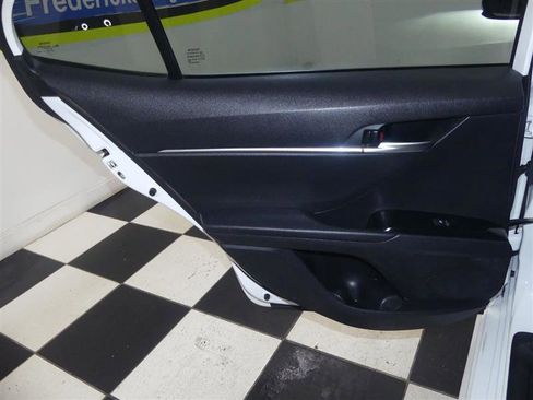 Used 2019 Toyota Camry SE FWD image 22