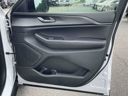 New 2025 Jeep Grand Cherokee Altitude image 16